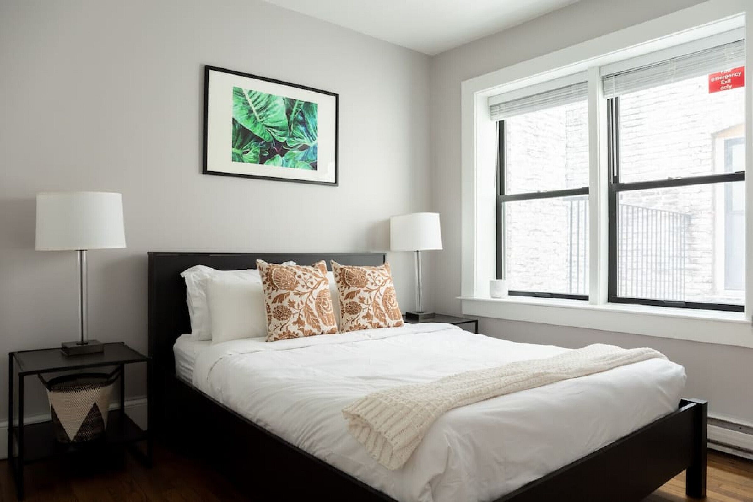 Escritorio, tabla de planchar con plancha, wifi y ropa de cama 