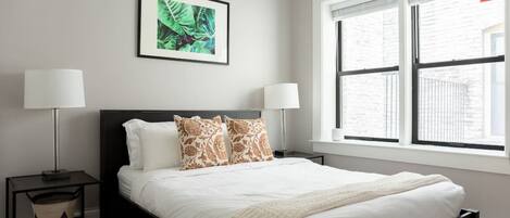 Escritorio, tabla de planchar con plancha, wifi y ropa de cama