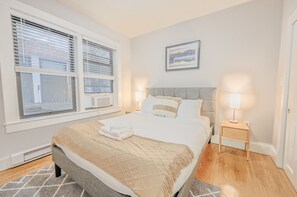 Room - Amazing Theatre District location. Pet Friendly stays for short and long term - smart lock enabled! (Boston)