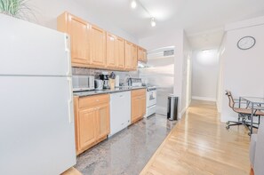 Private kitchen - Amazing Theatre District location. Pet Friendly stays for short and long term - smart lock enabled! (Boston)