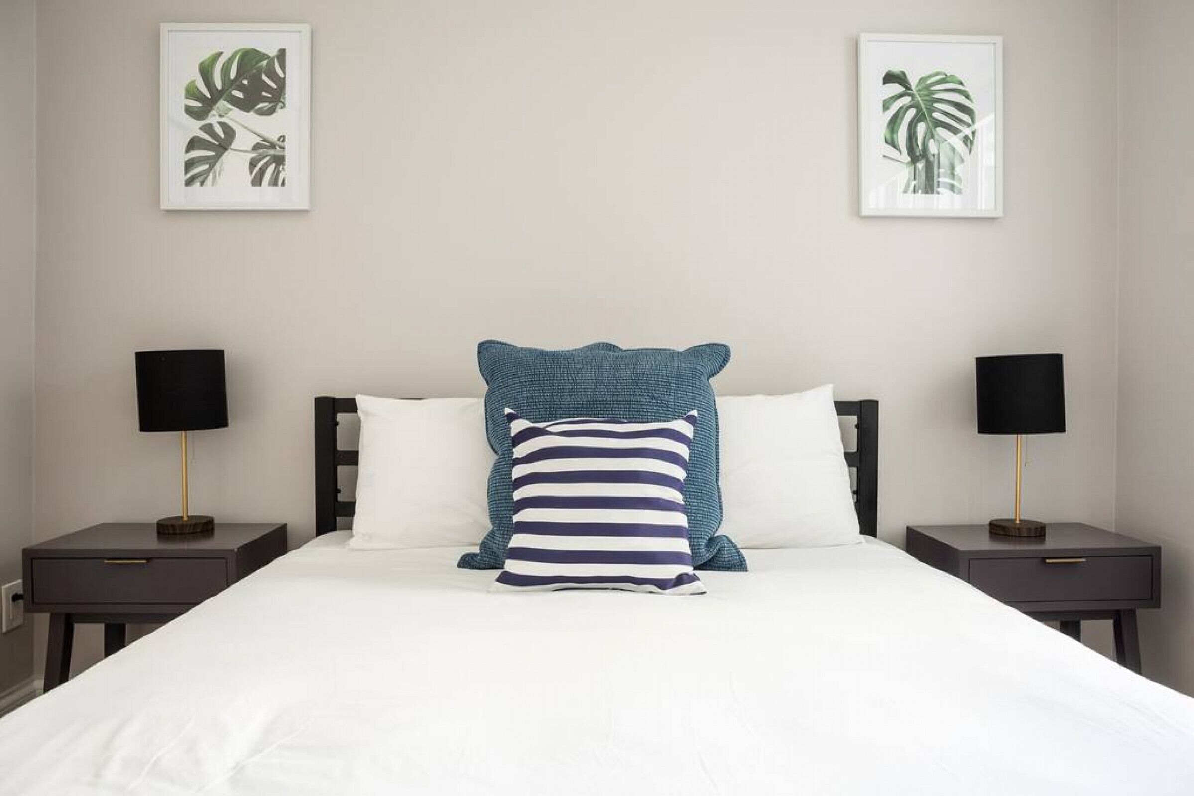 Escritorio, tabla de planchar con plancha y wifi 