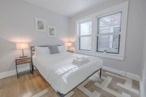 Desk, iron/ironing board, WiFi, bed sheets - Bright 1 Bedroom | Downtown Boston (Boston)