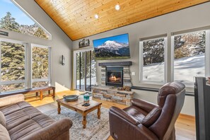 Smart TV, fireplace - Amphitheater Haus | Decks, Fireplaces, Trails-Sleeps 8 (ouray)