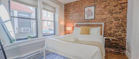 Desk, iron/ironing board, WiFi, bed sheets