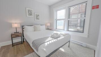 Escritorio, tabla de planchar con plancha, wifi y ropa de cama