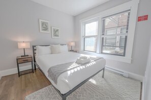 Escritorio, tabla de planchar con plancha, wifi y ropa de cama 