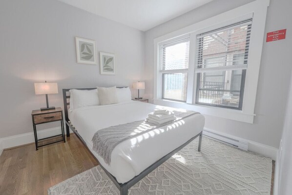 Työpöytä, silitysrauta/-lauta, Wi-Fi, vuodevaatteet