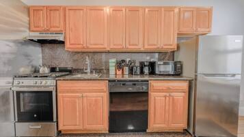 Microondas, horno, placa de cocina, lavavajillas