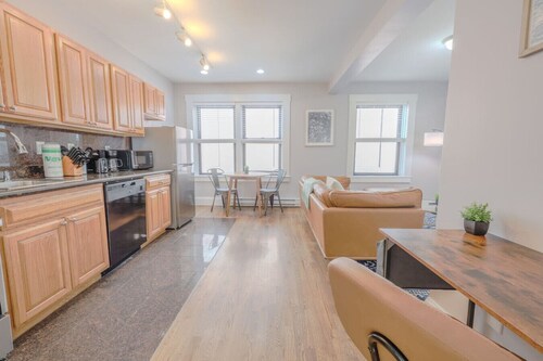 Bay Village Charming 1 Bedroom Apartment