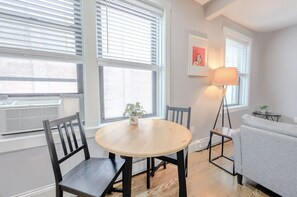 Dining - Warr18-1/1 · Simple 1BR steps to Boston Common and South End! (Boston)