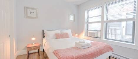 Escritorio, tabla de planchar con plancha y wifi