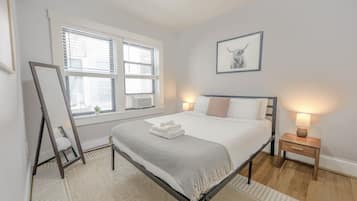 Escritorio, tabla de planchar con plancha, wifi y ropa de cama