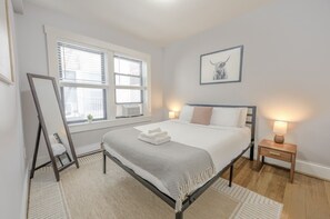 Escritorio, tabla de planchar con plancha, wifi y ropa de cama 