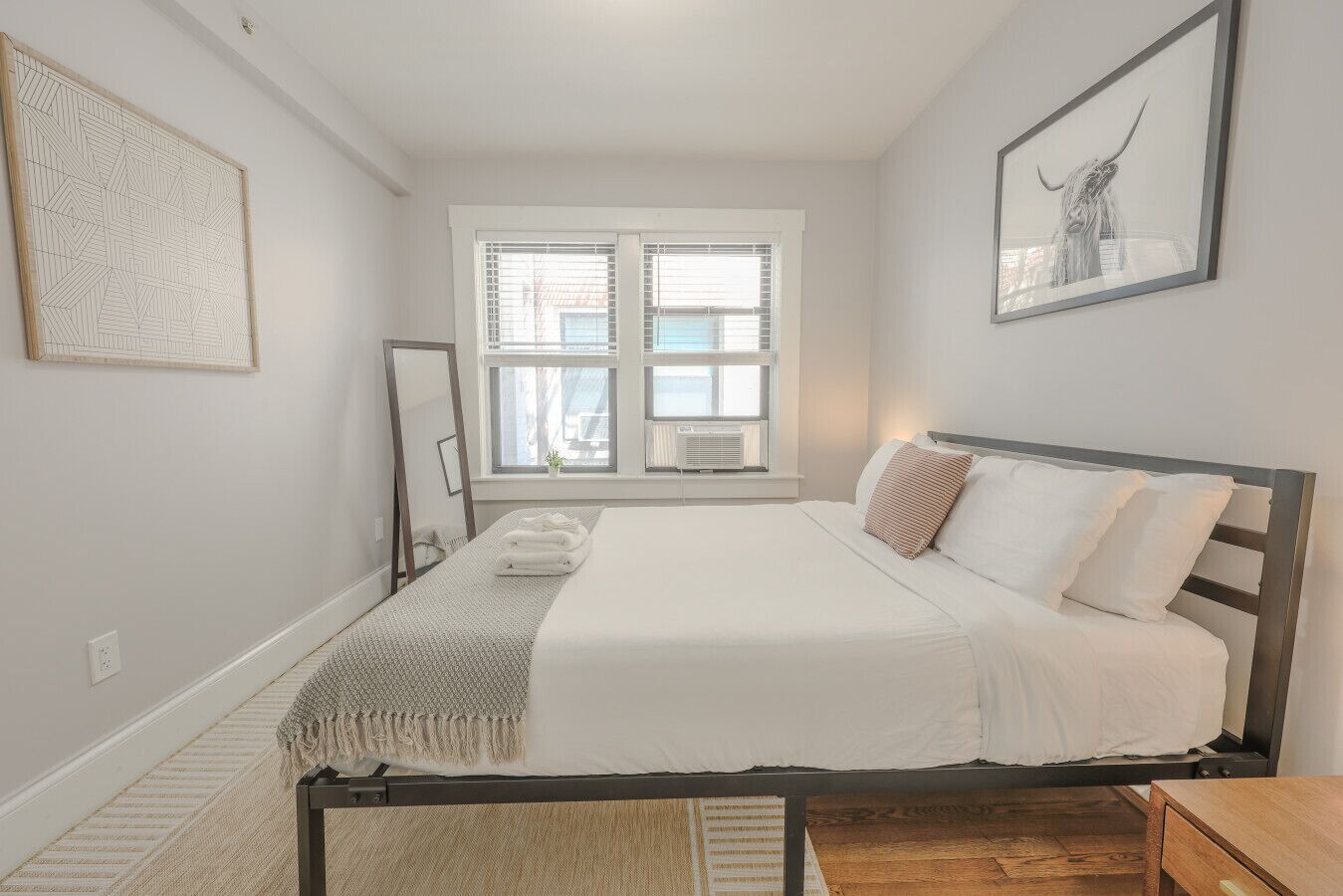 Bureau, fer et planche à repasser, Wi-Fi, draps fournis