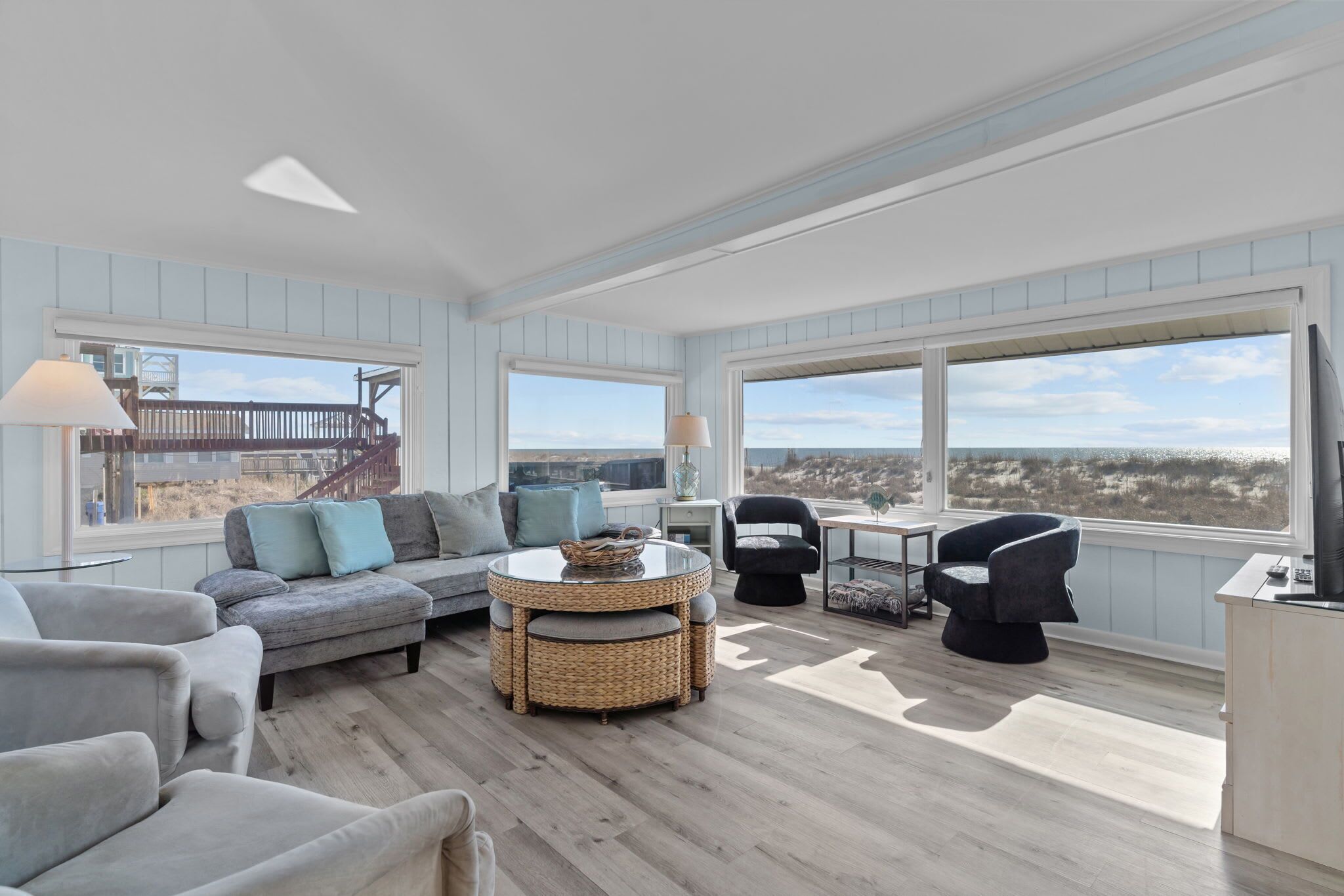 Televisión y oficina 