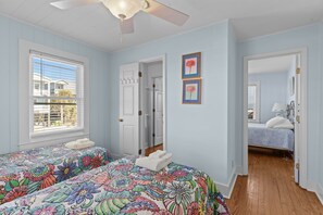 5 bedrooms, iron/ironing board, WiFi, bed sheets