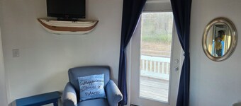 Cozy 1-bedroom cabin with a beautiful marine setting!