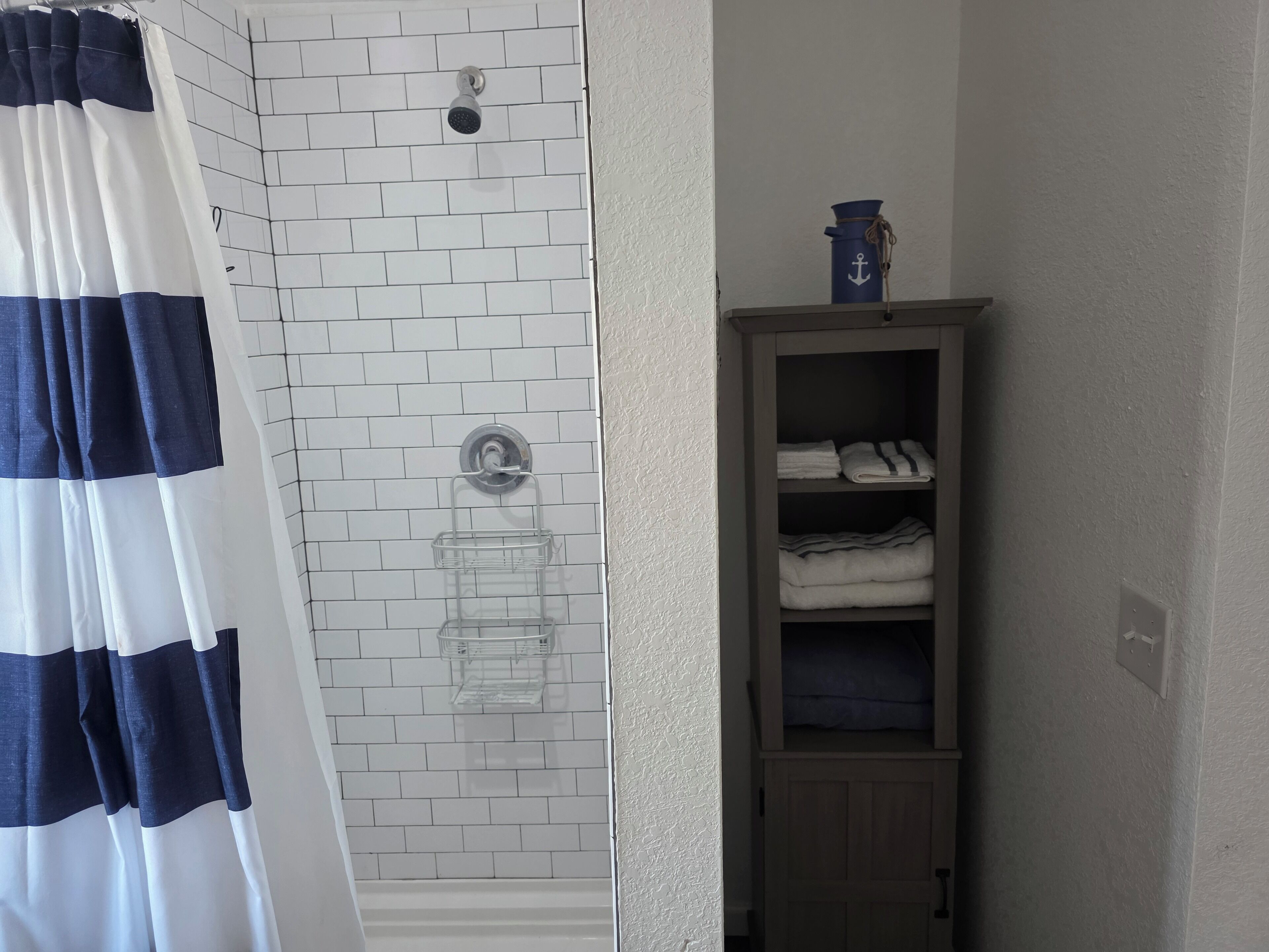 Douche, sèche-cheveux, serviettes fournies, papier toilette