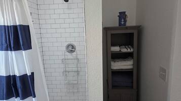 Douche, sĂšche-cheveux, serviettes fournies, papier toilette