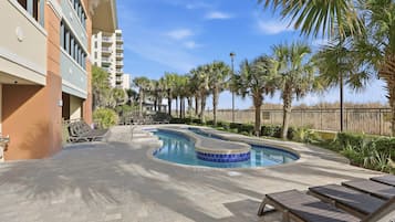 Alberca techada y alberca al aire libre