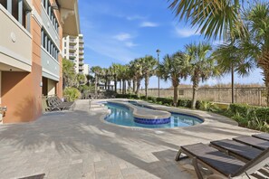 Alberca techada y alberca al aire libre