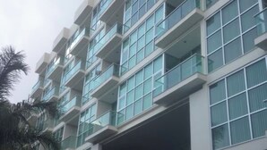 Un edificio moderno a più piani, caratterizzato da ampie finestre e balconi.