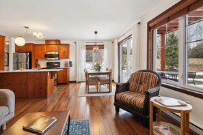 TV, fireplace - Cozy Golfside Oasis | Fireplace & Terrace (Mont-Tremblant)