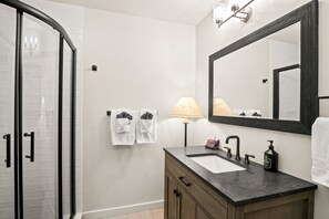 Dusj, hårføner, håndklær og såpe