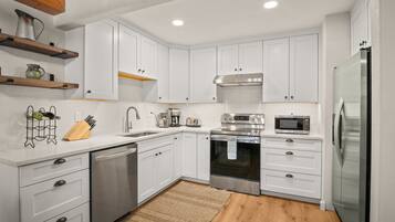 Kjøleskap, mikrobølgeovn, ovn og kokeplater