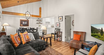 Modern Ketchum Condo: Steps to Atkinson Park & Trail - Walk to Town - Dogs OK