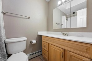 Shower, towels, soap, toilet paper - Perfect 4-bedroom house in Peyton for your next getaway (Peyton)