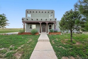 Exterior - Perfect 4-bedroom house in Peyton for your next getaway (Peyton)