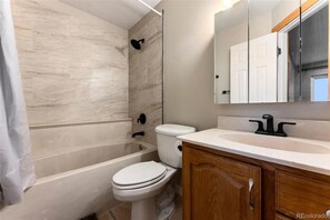 Shower, towels, soap, toilet paper - Perfect 4-bedroom house in Peyton for your next getaway (Peyton)