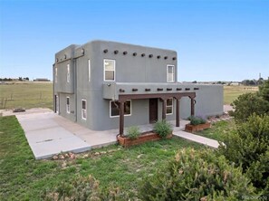 Exterior - Perfect 4-bedroom house in Peyton for your next getaway (Peyton)