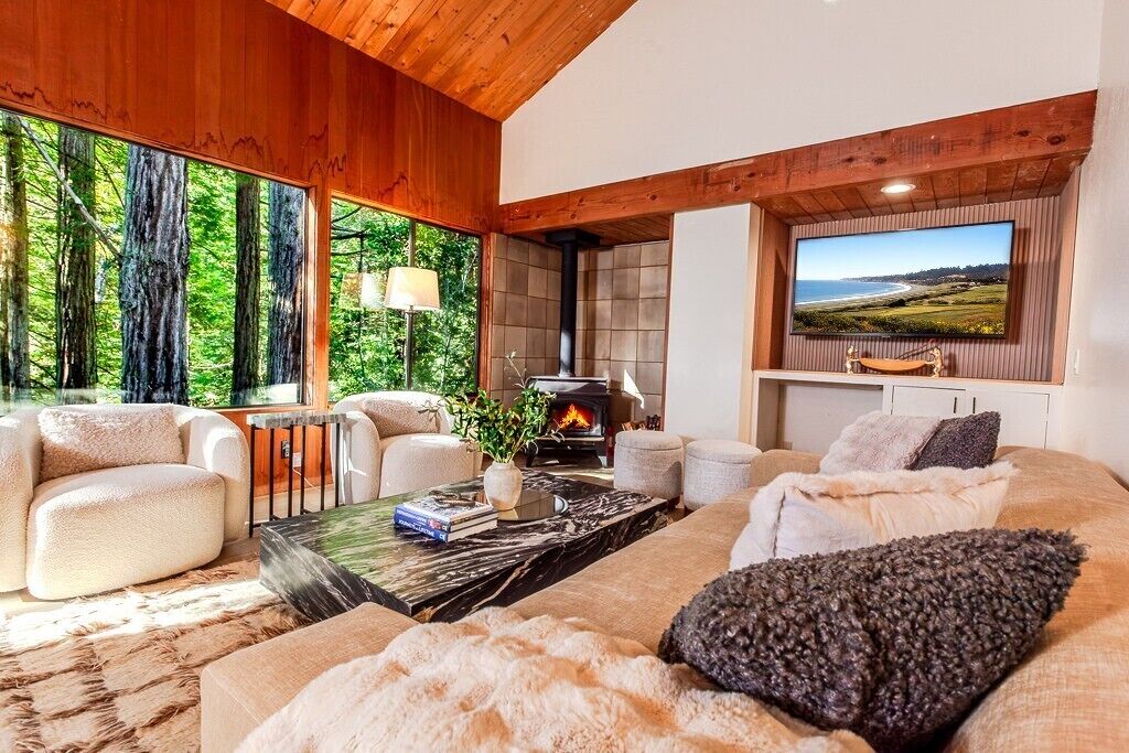 Smart-TV, peis, bordtennis og bøker