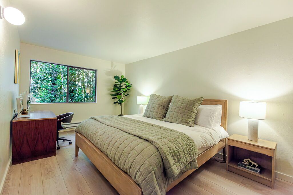 4 bedrooms, desk, iron/ironing board, travel cot