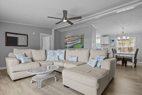 Charming Soundside Bungalow with Golf Cart — Perfect Emerald Isle Escape!