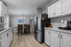 JÀÀkaappi, mikroaaltouuni, uuni, liesi