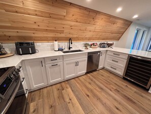 Micro-ondes, four, plaque de cuisson, lave-vaisselle