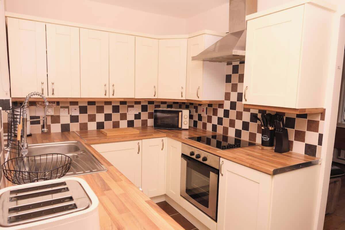 冷蔵庫、電子レンジ、オーブン、コンロ