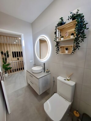 Een douche, handdoeken