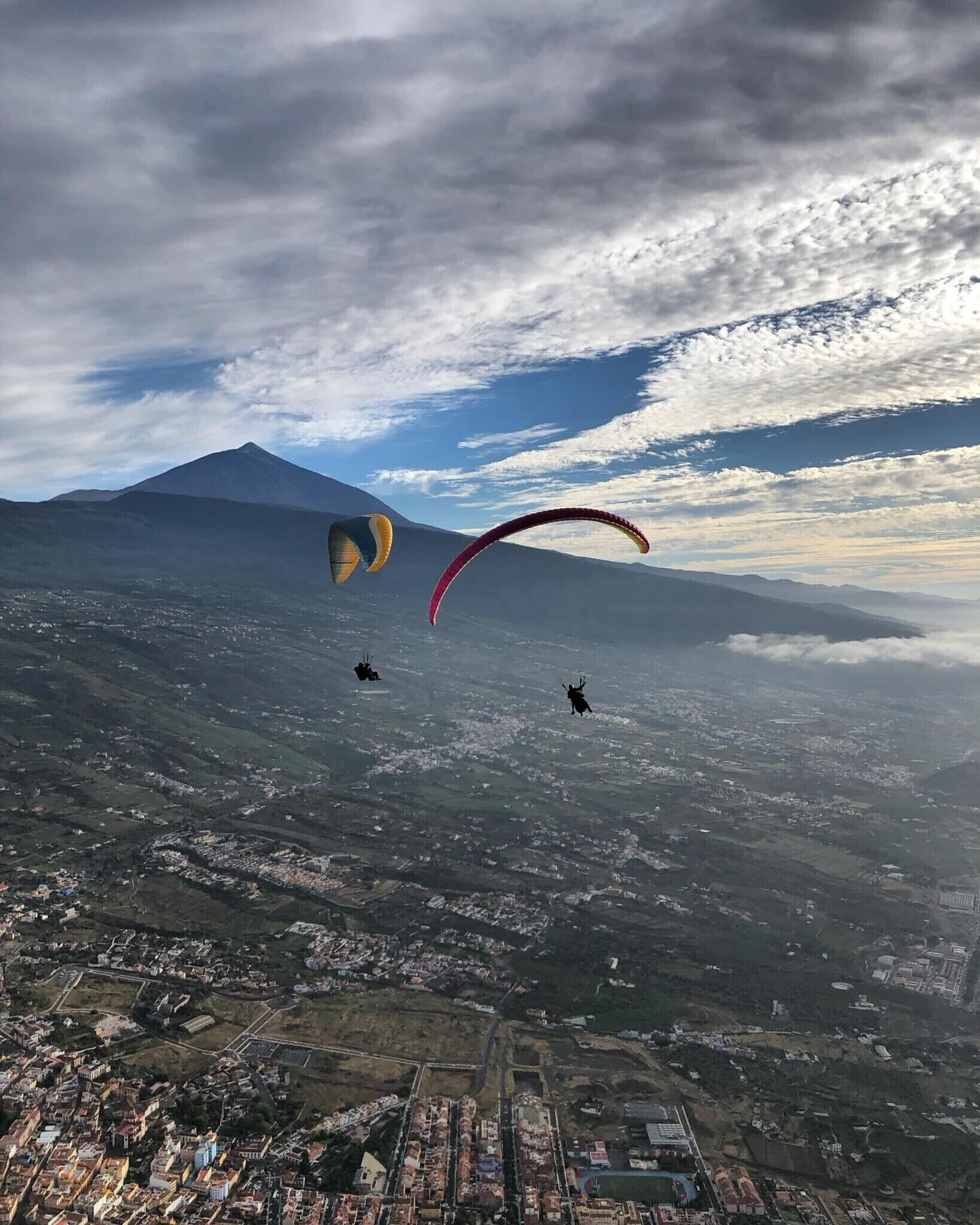 Un paisaje montañoso con una ciudad en la parte inferior.