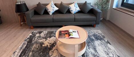 Deluxe Studio Suite, Canal View | Living area