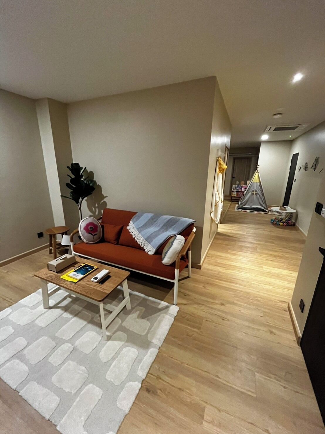 Una sala moderna con un sofá, una mesa de centro y una alfombra.