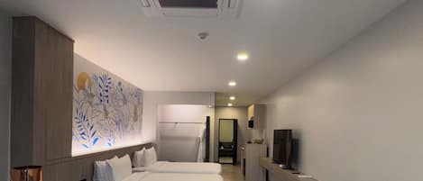 Deluxe-Studiosuite, Kanalblick | Zimmersafe, Schreibtisch, laptopgeeigneter Arbeitsplatz