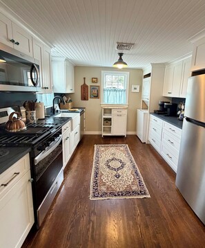 Private kitchen - Renovated Cape Cod Cottage, Walk to Beach, Outdoor Shower, Yard & Fire Pit (Bourne)