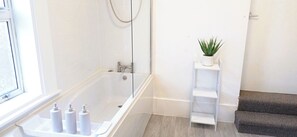 Sèche-cheveux, serviettes fournies, savon, papier toilette