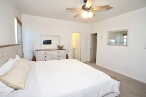 3 slaapkamers, een strijkplank/strijkijzer, gratis wifi, beddengoed