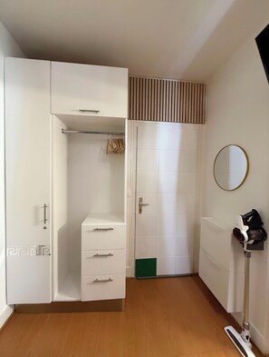 Interior - **2 min from the Jet d'Eau | Renovated 24m² studio apartment, Geneva center **) (Genève)