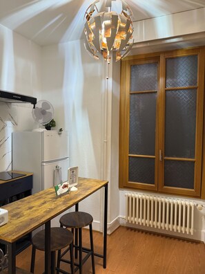Dining - **2 min from the Jet d'Eau | Renovated 24m² studio apartment, Geneva center **) (Genève)